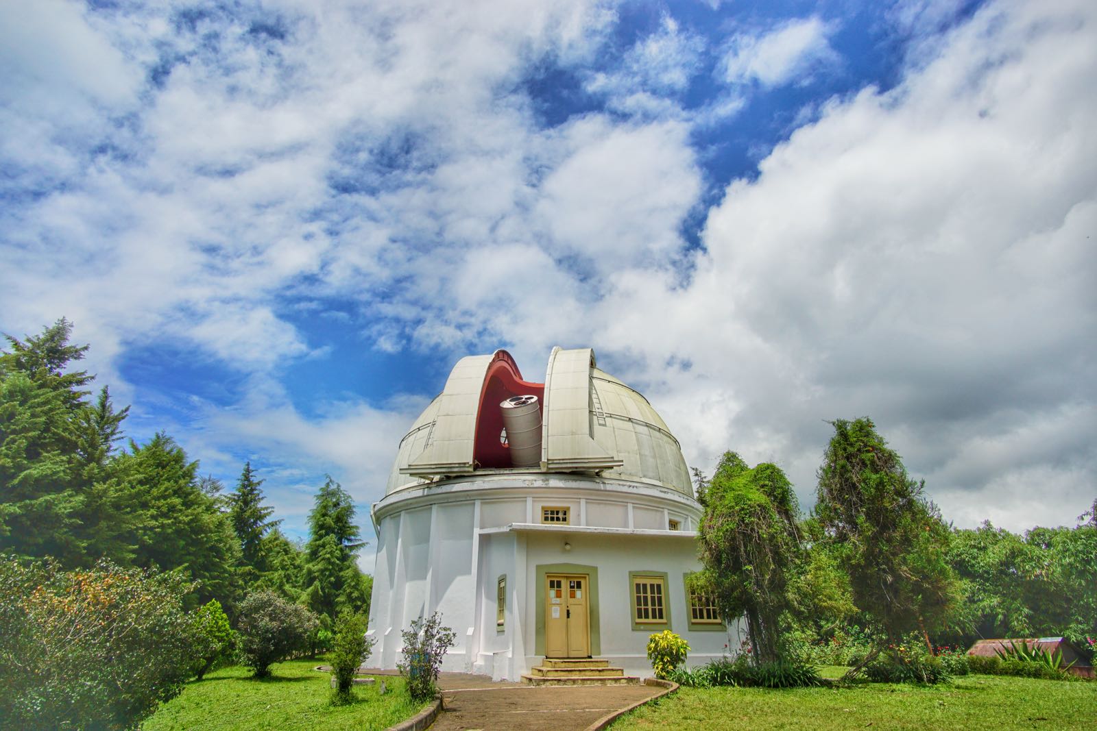 Download this Observatorium Bosscha Bandung Foto Nopanngluyur Wordpress picture