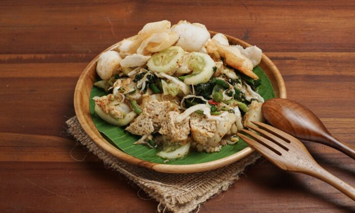 Suka Kuliner Lezat Berbahan Sayur? Yuk, Coba Lotek Paling Enak di Bandung!