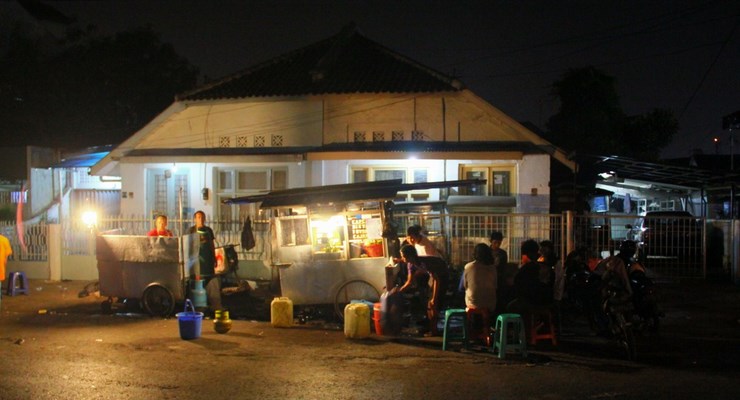 Tempat Makan Malam Pinggir Jalan di Bandung