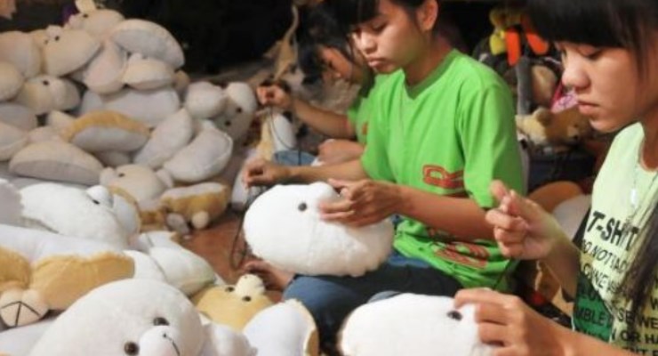 Pengrajin Boneka di Sukamulya Bandung