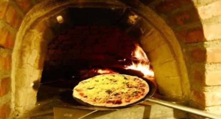 Proses Pemasakan Pizza di Cafe Tungku