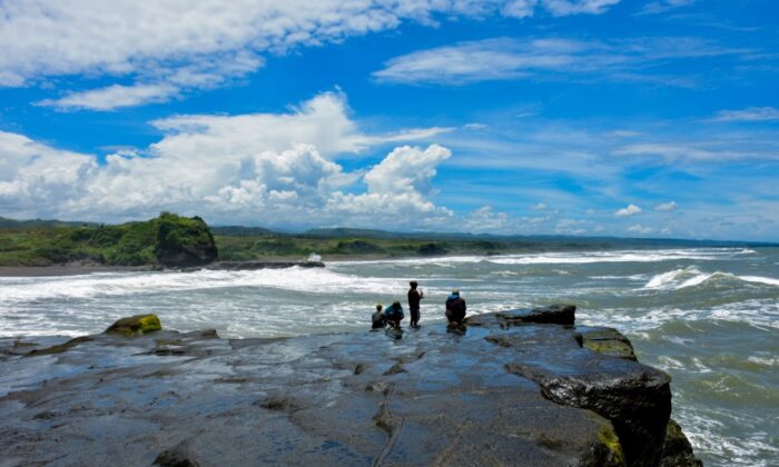 Pantai Karang Tepas