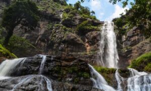 Wisata Curug Cikanteh Waterfall