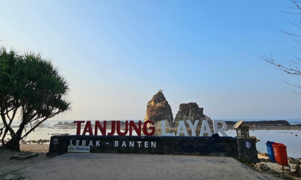 Pantai Tanjung Layar Lebak Banten