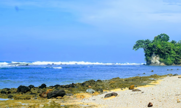 Pantai Karang Beureum Sawarna